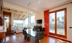 Mascalucia Villa tre livelli 250 mq con giardino