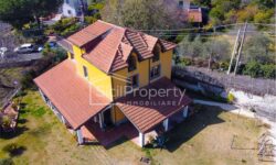 Mascalucia Villa tre livelli 250 mq con giardino