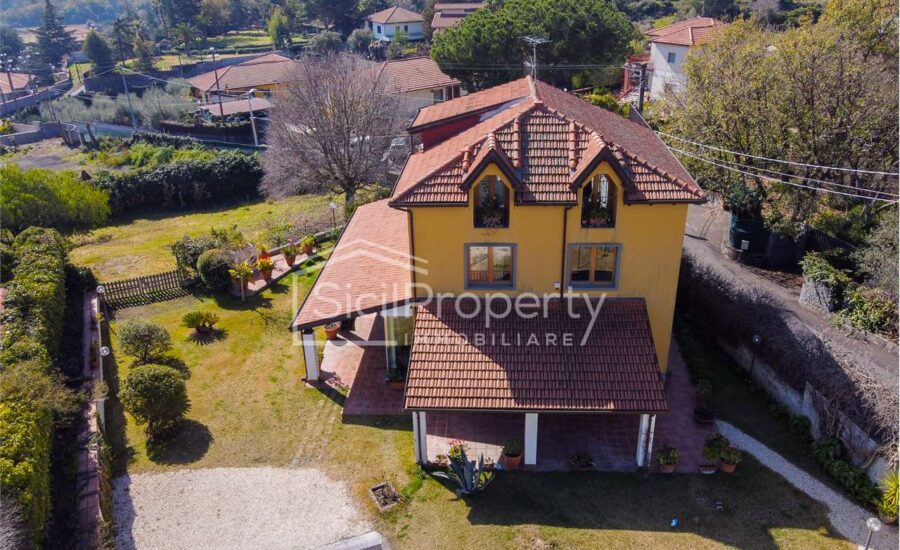 Mascalucia Villa tre livelli 250 mq con giardino