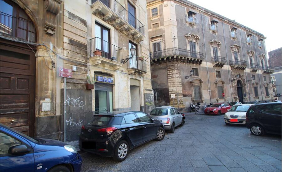 Catania centro storico bottega 200mq sette luci