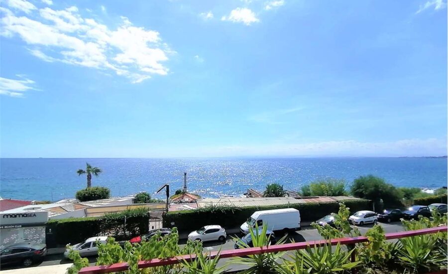 Scogliera 3V arredato discesa a mare e terrazzo