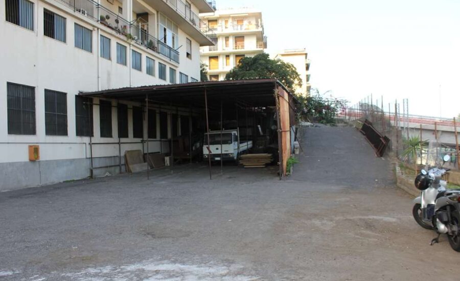 Deposito mq. 1100 con piazzale e uffici