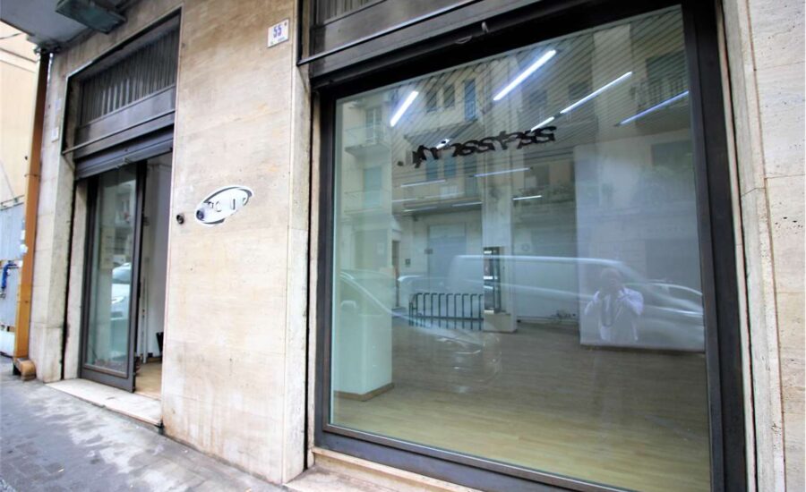 Via Genova bottega 2 luci su 2 livelli