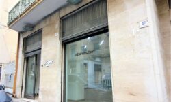 Via Genova bottega 2 luci su 2 livelli