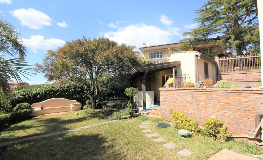 Zona Cerza villa 130 mq. con giardino mq.300