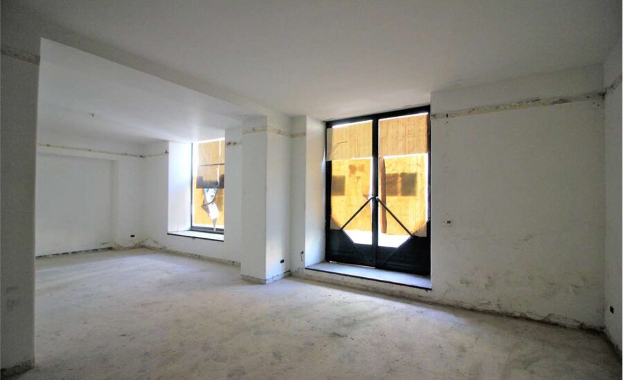 Viale Vittorio Veneto bottega mq. 100, 2 vetrine