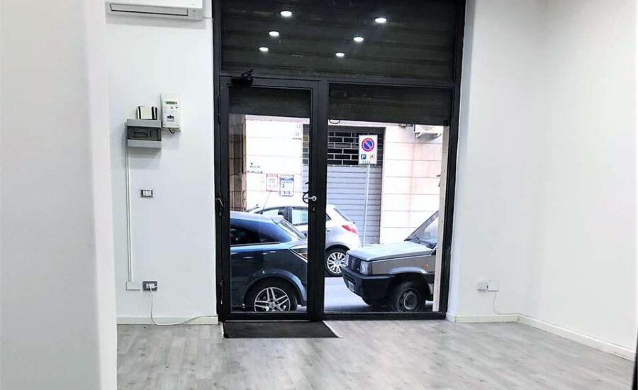 Via Cagliari Bottega 1 vetrina 50 mq