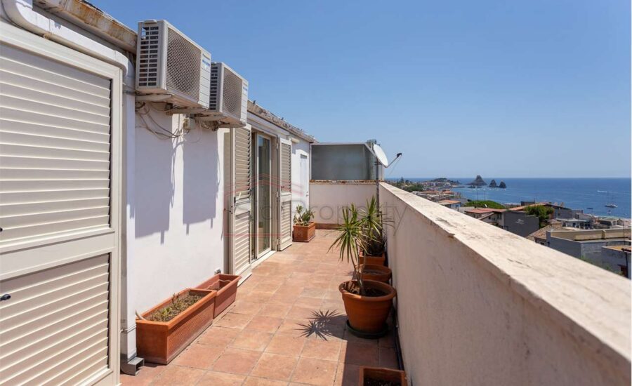 Attico 3 locali arredato con terrazzo vista mare