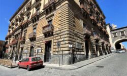 Catania Piazza San Francesco elegantissima bottega