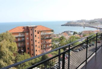 Viale A. De Gasperi 3 vani mq. 84 vista mare