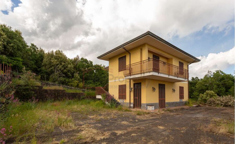 Pedara zona Tarderia villa singola con terreno