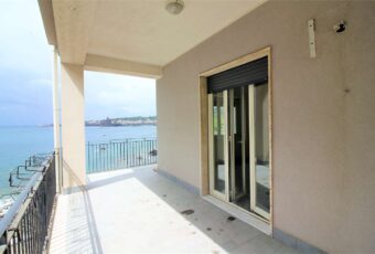 Aci Trezza 4 vani 100 mq. fronte mare