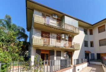 Aci Castello APT 130 mq con giardino e box auto