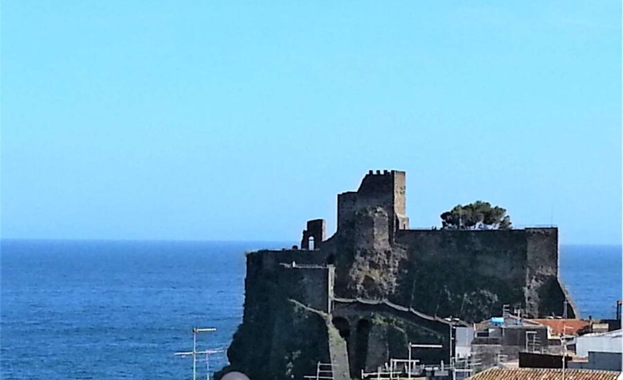 Attico 3 locali arredato con terrazzo vista mare