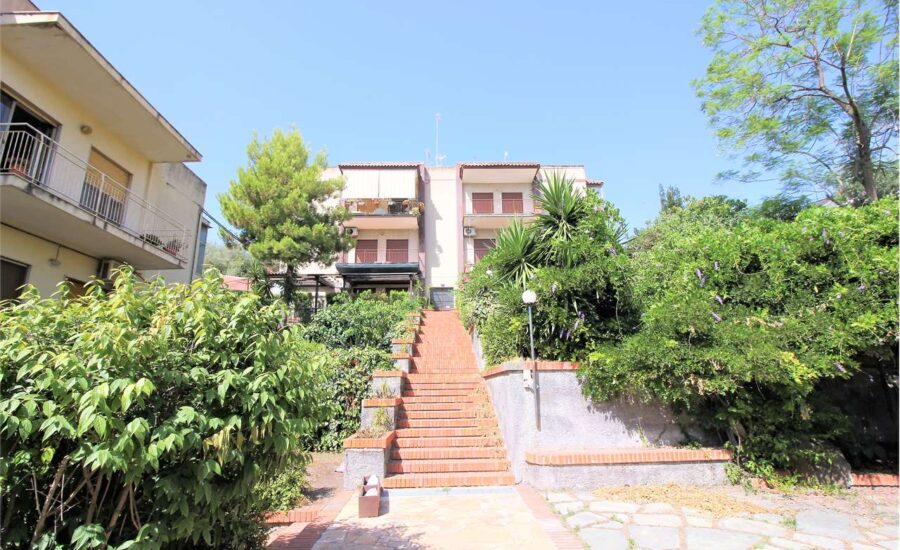 Aci Trezza Via Litteri 5 vani arredato