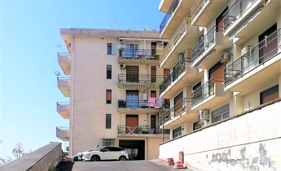 Via Fiume/De Caro box auto mq. 21