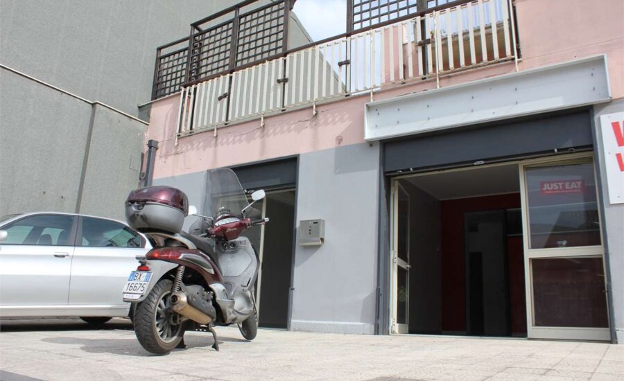 Via Carrubella bottega 330 mq. divisibile