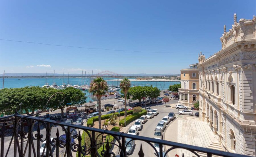 Ortigia palazzetto storico vista mare