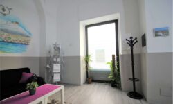 Via Verona locale uso ufficio mq. 100,  4 vetrine