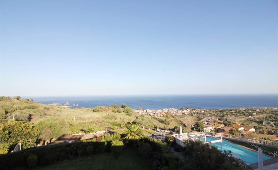 Aci Castello, 4 vani mq. 170 con cucina e terrazzo