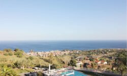 Aci Castello, 4 vani mq. 170 con cucina e terrazzo