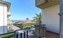Aci Castello APT 130 mq con giardino e box auto