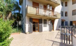 Aci Castello APT 130 mq con giardino e box auto