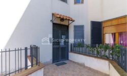 Aci Castello APT 130 mq con giardino e box auto