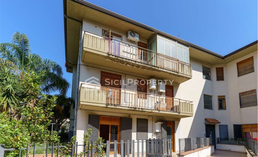 Aci Castello APT 130 mq con giardino e box auto