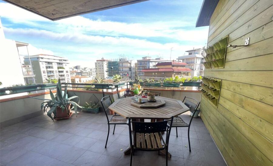 Zona Corso Italia Attico arredato +Terrazzo e Box