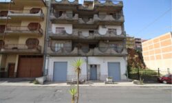 Militello Val Di Catania intero stabile a reddito
