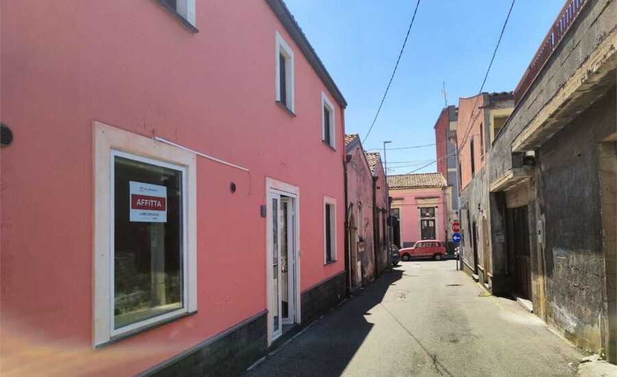 Nicolosi Via Garibaldi Bottega 90 mq piano terra
