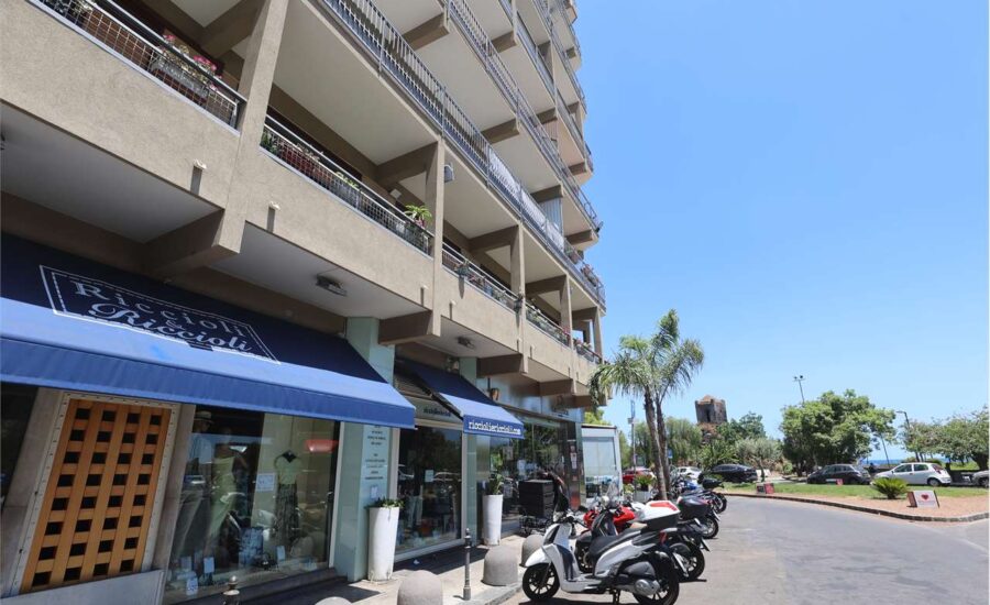 Piazza Europa 125mq con garage semi arredato