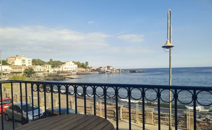 Capomulini, Via Garitta, arredato mq.45 sul mare