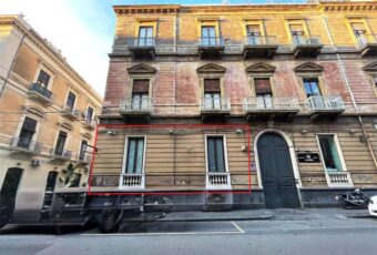 Catania Via Umberto Bottega Ufficio piano rialzato