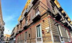 Catania Via Umberto Bottega Ufficio piano rialzato