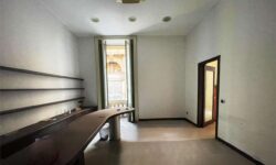 Catania Via Umberto Bottega Ufficio piano rialzato