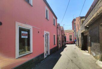 Nicolosi Via Garibaldi Bottega 90 mq piano terra